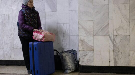 Жінка з валізою та сумками