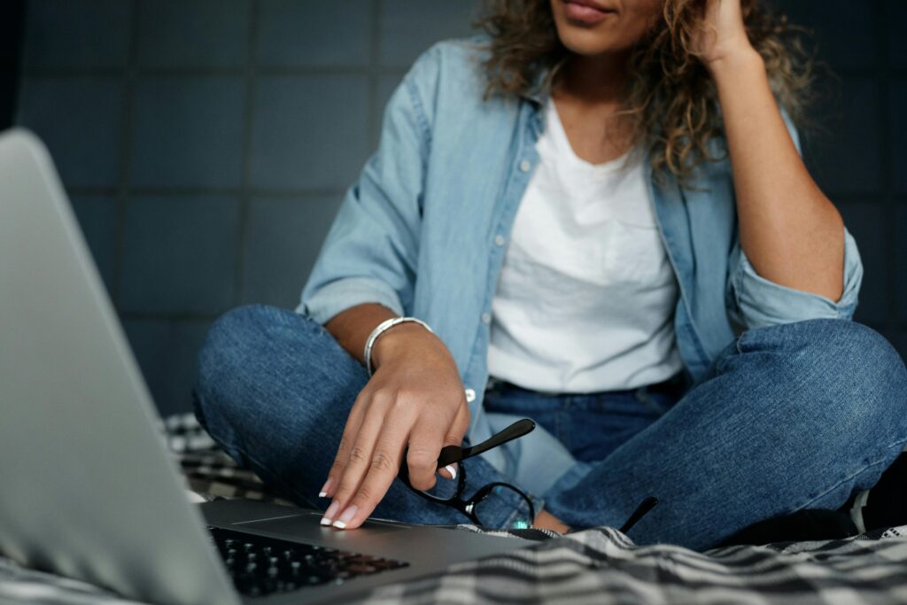 Женщина в интернете ищет кредит