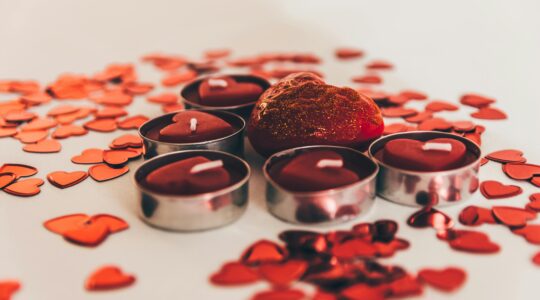 Свічки та багато серденьок